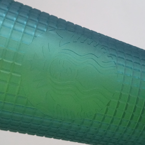 Beautiful Starbucks Green Iridescent Soft Touch Grid 24 oz Cold Cup Tumbler - Picture 2 of 7